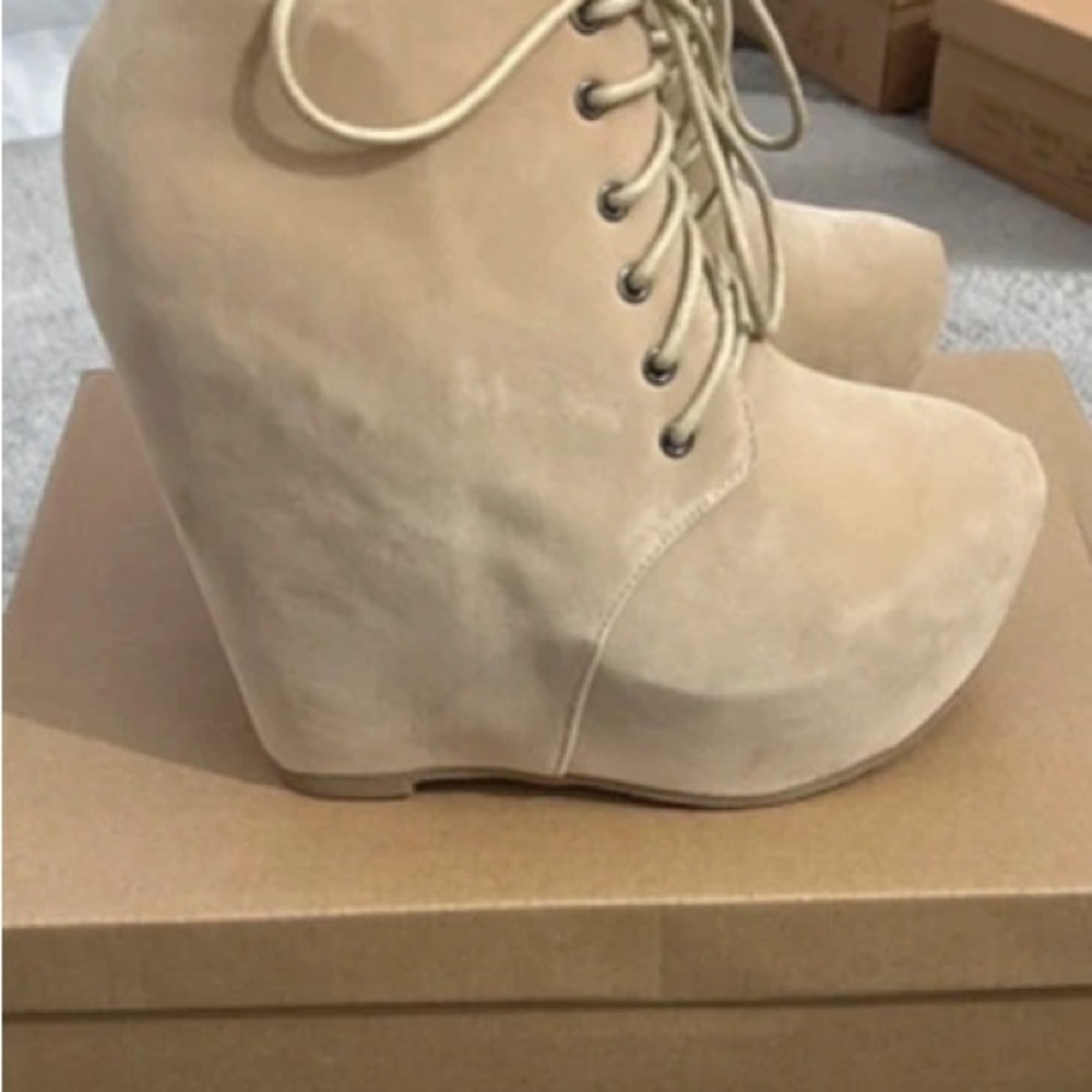 Chic Tan Lace-Up Wedge Boots